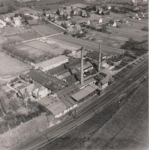 historisches Luftbild Produktionshallen mit Inhabervilla