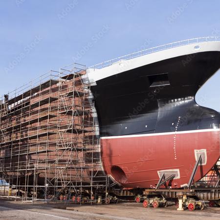 [Translate to English:] Halbfertiges Schiff in einer Werft