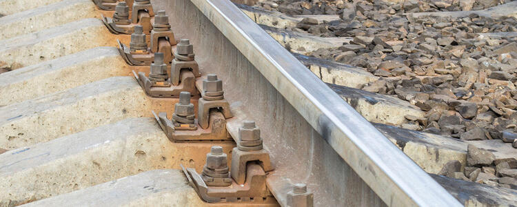 Muttern an einer Bahnschiene