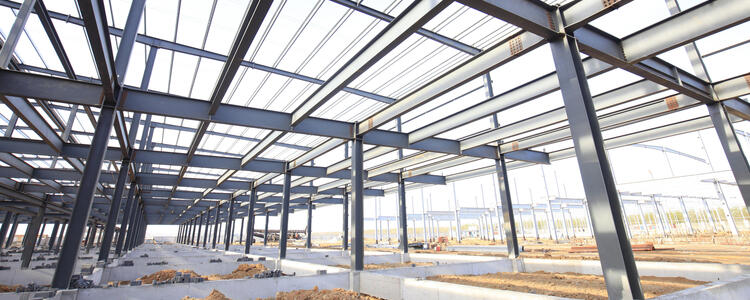 Stahlkonstruktion einer Halle im Bau