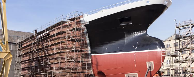 Halbfertiges Schiff in einer Werft