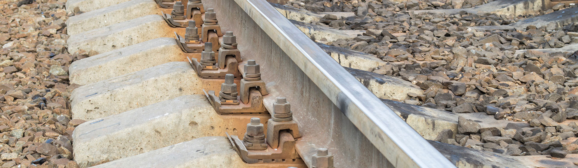 Muttern an einer Bahnschiene